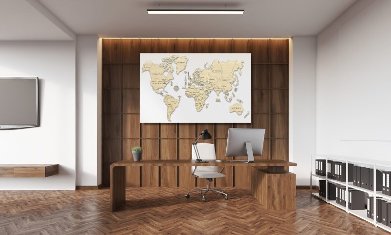 wooden city mapa świata w biurze